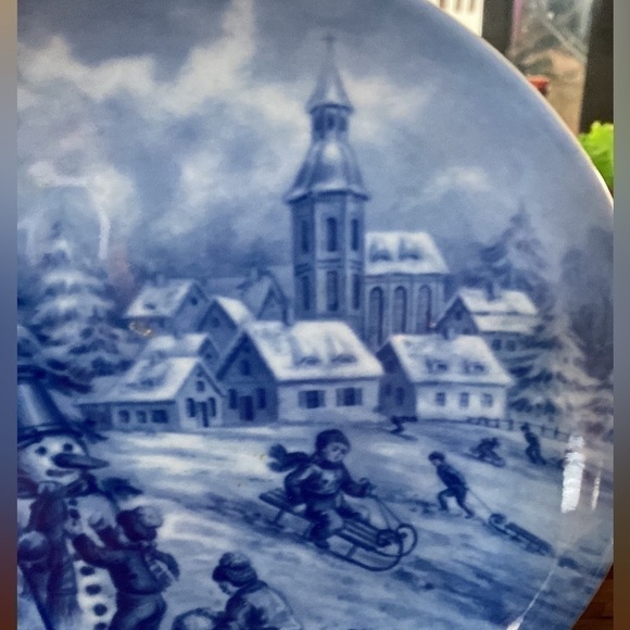 Berlin Christmas Plate 1980 Joys of Winter (English Text) designed by H Bluum - Picture 4 of 7